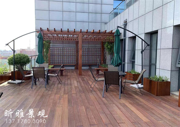 屋顶花园中的菠萝格地板及花架|屋顶花架木结构定制厂家